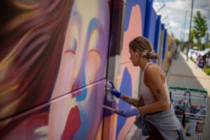 Artistas pintan en aerosol un muro de 700 metros en Praga